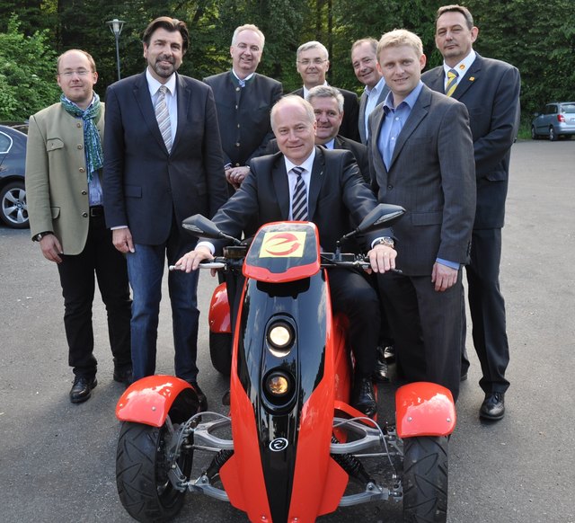 Im Mittelpunkt stand auf der Burg auch die E-Mobilität, von der sich auch LR Hans Seitinger am E-Flitzer persönlich überzeugen konnte