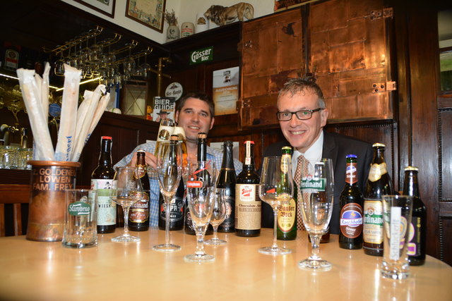 Was für ein Anblick: Eine Auswahl der Top-Biere im "Goldenen Löwen". Andreas Frey und August Teufl gefällt's sichtlich.