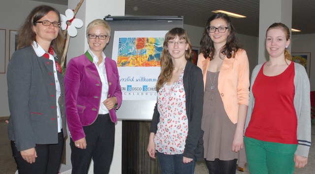 Besuch in der BAKIP Vöcklabruck: Schulleiterin Margit Gangl (l.) mit Landesrätin Doris Hummer (2.v.l.) und Schülerinnen.