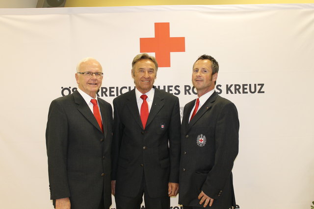 Seit 50 Jahren Mitglied beim Roten Kreuz ist Franz Weingartner (Mitte). Ihm gratulierten Peter Koits (l.) und Andreas Heinz (r.).