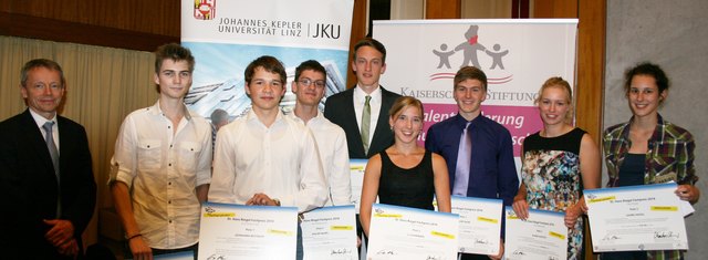Die prämierten Schüler freuen sich über ihre Auszeichnung. | Foto: JKU