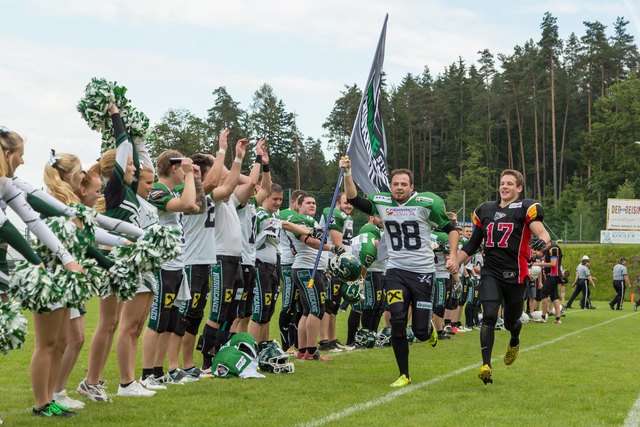 American Football-Action im Voitsberger Sparkassen-Stadion. DIe US-Cars Peicher Hurricanes aus Stallhofen treffen am Sonntag, dem 15. Oktober um 14 Uhr Harald Almer aus Voitsberg - carolinavolksfolks.com