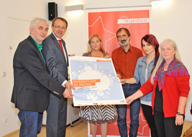 Bürgermeister Matthias Stadler, Martina Eigelsreiter und Carina Nitsche vom städtischen Büro für Diversität, Judith Zeidlinger vom Bürgerservice sowie Thomas Pulle vom Stadtmuseum und Ausstellungs-Initiator Sepp Gruber freuen sich schon auf den „Diversity Day“ | Foto: mss/Vorlaufer
