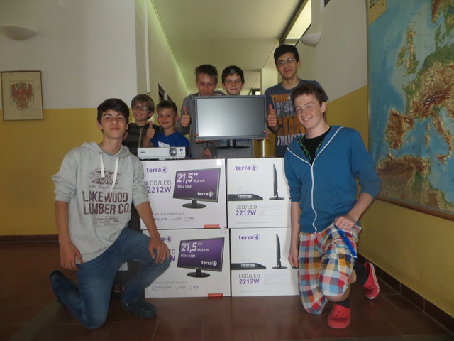Die Schüler freuen sich über die neuen Unterrichtsmittel der NMS Vorderes Stubai.