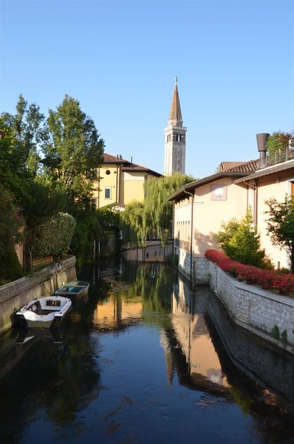 ....ein kleiner Kanal fließt durch Sacile