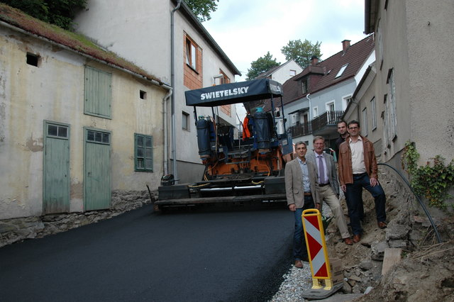 Nahmen den neu asphaltierten Abschnitt der Propsteigasse in Augenschein: Prokurist Ing. Gerald Rössl (Fa. Swietelsky), Bürgermeister Herbert Prinz, Baumeister Wolfgang Pichler und Ing. Hannes Meisner (Bauamt). | Foto: Stadtgemeinde Zwettl