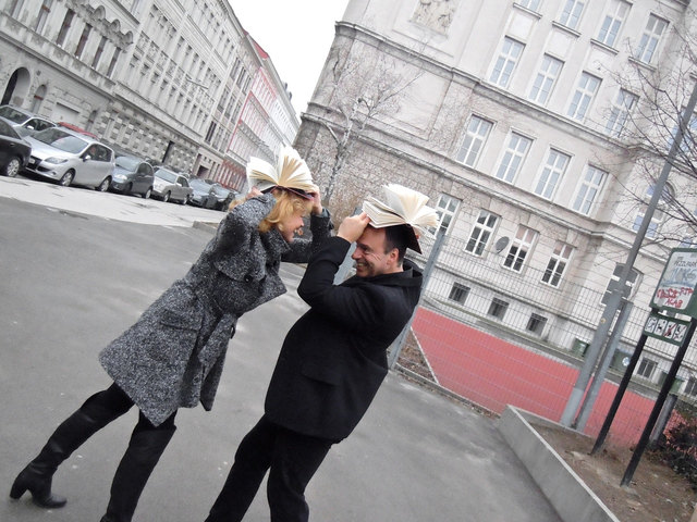 Kulturnetz Hernals, Modelle: Daque und Christa Knott, Foto: Gernot Manhart