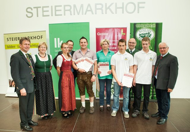 Präsident Franz Titschenbacher (l.), Landesbäuerin Auguste Maier (2.v.l.) und Kammerobmann Johann Reisinger (r.) gratulieren den erfolgreichen Teilnehmern aus dem Bezirk. | Foto: LK Steiermark