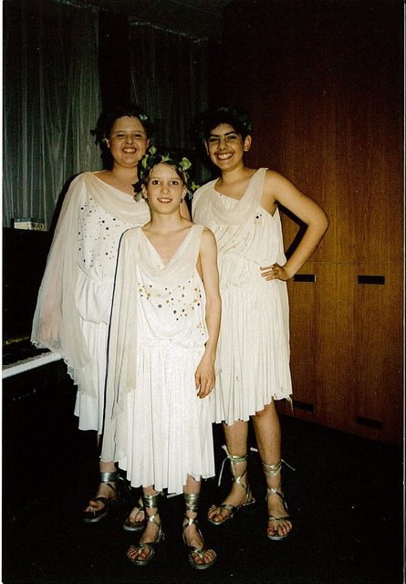 Ilker Arcayürek (rechts im Bild) als Bub in der Zauberflöte, 1997