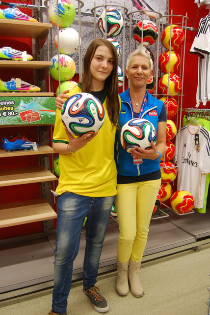 Der WM-Ball und Trikots in den Sportgeschäften: Jennifer Gruber mit Filialleiter-Stv. Elke Kleinfercher