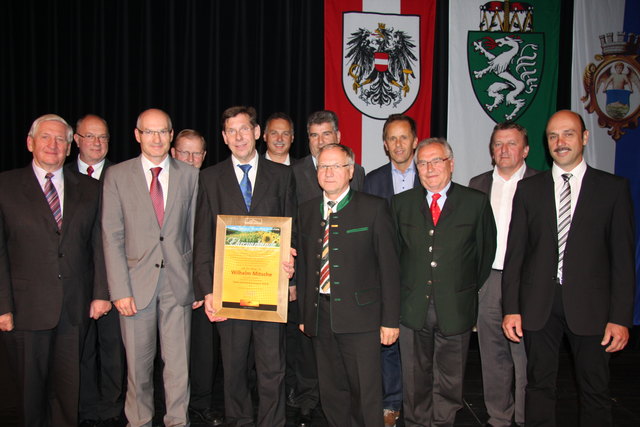 Der Direktor erhielt von Josef Ober (vorne, 3.v.r.) und Gemeindevertretern die Vulkanland-Ehrenurkunde überreicht.