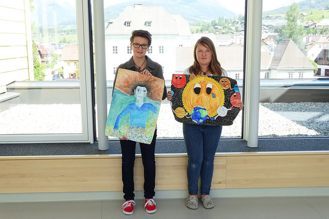 Christiane Prodinger und Caroline Göllner mit ihren Sieger-Plakaten. | Foto: LC Lungau