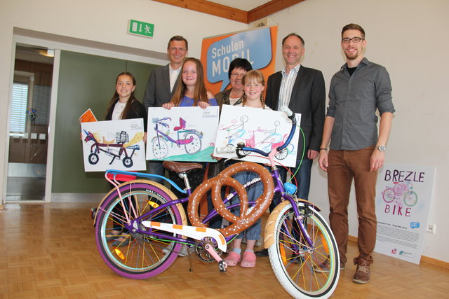 Die Bezirks-Preisverleihung des Wettbewerbs „Crazy Bike 2014“ in Lienz mit (v.l.) Giulia Gianfrate (3. Platz), Direktor Stefan Schrott (VS Thurn), Anna Zeibig (2. Platz), OSR Elisabeth Bachler (Bezirksschulinspektorin), Sophia Possenig (1. Platz), Bgm. Reinhold Kollnig (Gemeinde Thurn), Dennis Fricken (Land Tirol)
