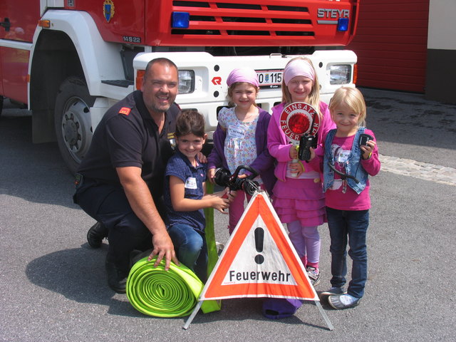 (v.l.n.r.) Kommandantstellvertreter Sascha Drlo mit den Kindern aus dem Kindergarten in der Ferdinand-Kurz-Gasse Emily Pöll, Katharina Barta, Emelia Hick und Miriam Rochler