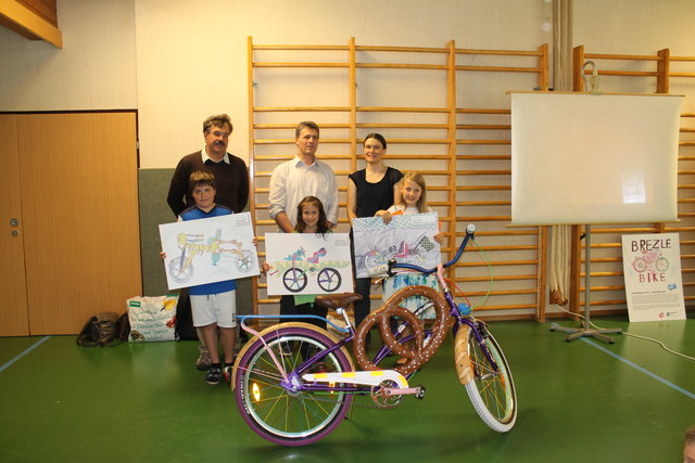 Die Bezirks-Preisverleihung des Wettbewerbs „Crazy Bike 2014“ in Landeck mit (v.l.) Rudiger Florian (VS Kappl, 3.Platz), Prantauer Werner (Direktor VS Kappl), Ladner Helmut (Bürgermeister Gemeinde Kappl), Grissemann Leonie (VS Kappl, 1.Platz), Munk Katharina (Klimabündnis Tirol), Rudig Emma (Praxisvolksschule KPH-ES, 2.Platz) | Foto: Klimabündnis Tirol