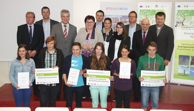 Jeder Klasse wurde die Urkunde "Klimaforscher der Zukunft", sowie Eintrittskarten für das Mostbirnhaus übergeben. | Foto: LEADER-Region Mostviertel