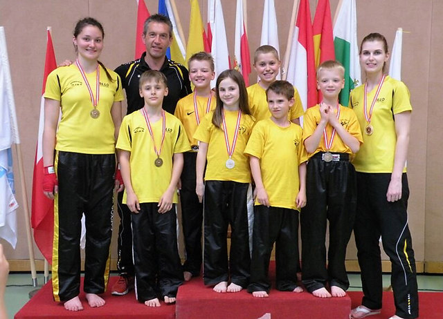 Hinten von links: Justine Bullner, Trainer Kurt Knappitsch, Marco Stopper, Stephan Reiterer, Christina Vorne von links: Michael Stopper, Anna Stopper, Andre Buschnegg, Kevin Masser | Foto: KK