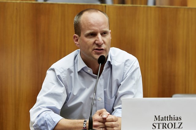Aufgerollte Ärmel und ein Hemd ohne Krawatte, dass passe als Erscheinungsbild nicht ins Parlament, meinte jüngst der Abgeordnete Rasinger, der damit auch Neos-Chef Strolz (Bild) kritisierte. | Foto: Foto: Parlamentsdirektion