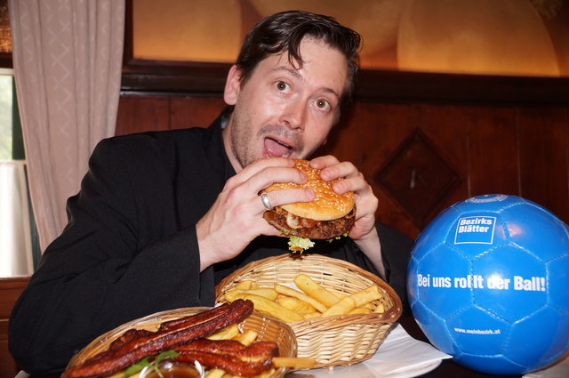 Im Kultwirtshaus Koloman bietet Rupert Zeller einen brasilianisch angehauchten WM-Burger sowie Speck am Spieß an.
