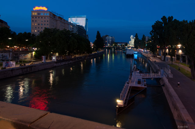 Der Donaukanal, im Hintergrund die Urania