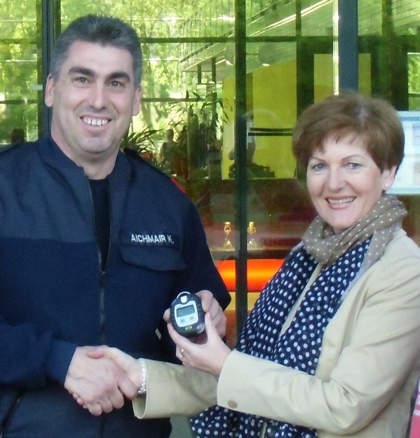 Geschäftsführerin Helga Werth mit Feuerwehrkommandant Klaus Aichmair. | Foto: FF Vöcklabruck