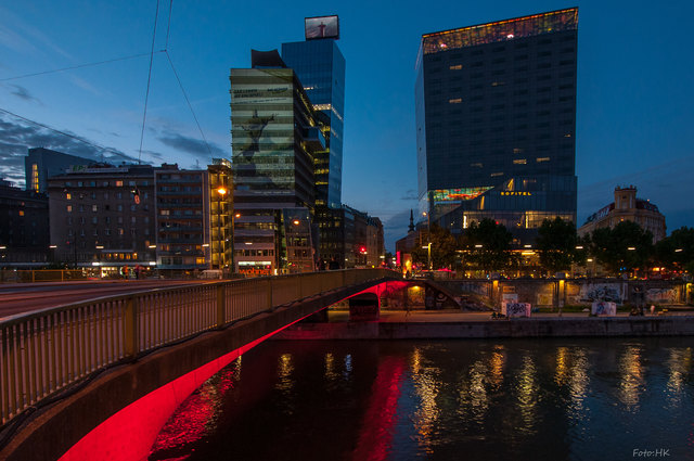 Die schiefen Hochhäuser am Donaukanal