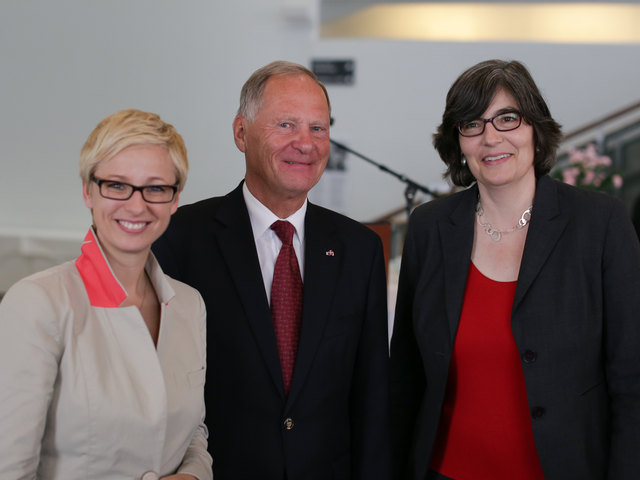 Auch Altbürgermeister Timo Nieminen (Mitte) begrüßte Landesrätin Doris Hummer (li.)  und Botschafterin Elisabeth Kehrer.