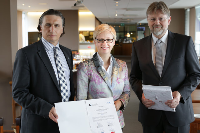 Neue Kooperation: Geschäftsführer UAR, Wilfried Enzenhofer, Doris Hummer, Professor Herbert Sixta, Aalto University (v.l.)