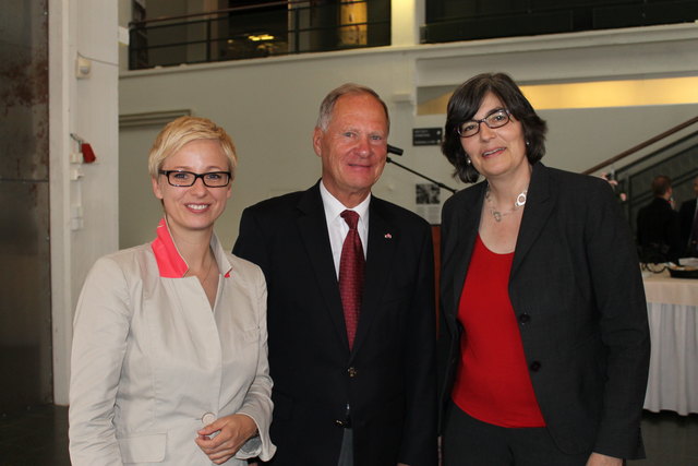 Pflege der Städtefreundschaft: Landesrätin Doris Hummer, Altbürgermeister Timo Nieminen und Österreich-Botschafterin Elisabeth Kehrer (v. l.). | Foto: kai