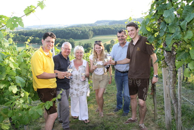 Weinblütenfest: Karl Thurner-Seebacher (l.), Anton Gumpl (2.v.l.), Winzer Robert Neubauer (r.) mit Gästen im idyllischen Weingarten.