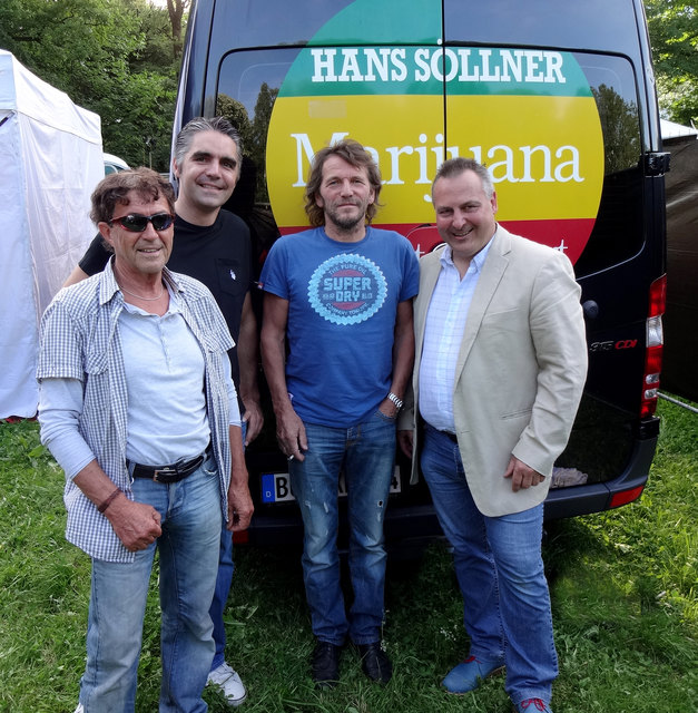Die Veranstalter Peter Lindner und Dr. Georg Hetzenauer (von links) mit Hans Söllner und dem Obmann des Matzener Sommers, Martin Reiter.