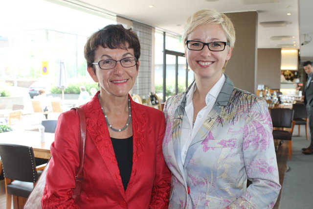 Besuch aus der Heimat: Landesrätin Doris Hummer (re.) und Marianne Repo.