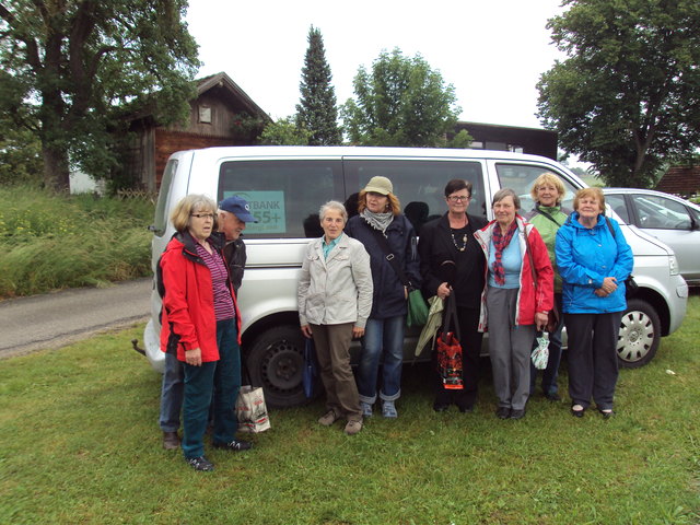 Gruppe mit Bus