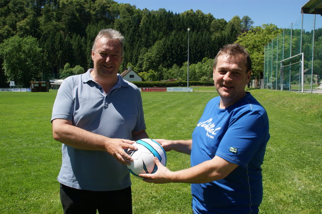 Andreas Haderer (r., Geschäftsführer von Sport Haderer in St. Martin) sponsert den Matchball für das Legendenspiel (links im Bild SC Rottenegg-Funktionär und Spieler der Hoiwa-Zehne-Runde Karl Luckeneder).