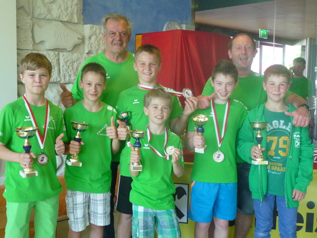 Trainer Alfred Scharnreitner und Hermann Leutgeb mit ihrem Team gewinnen die Vereinswertung beim IT Straßwalchen