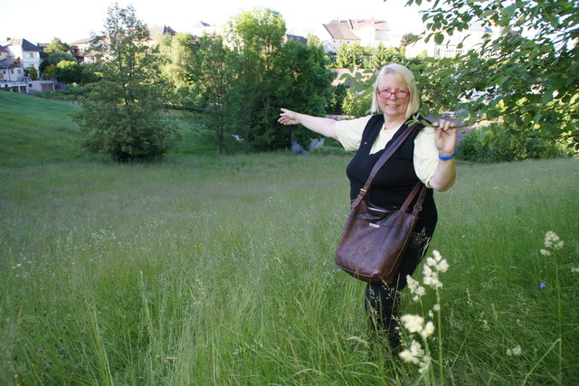 Vereinsobfrau Maria-Valerie Stagel hofft auf viele Bausteinkäufer zur Rettung der Brennerwiese.