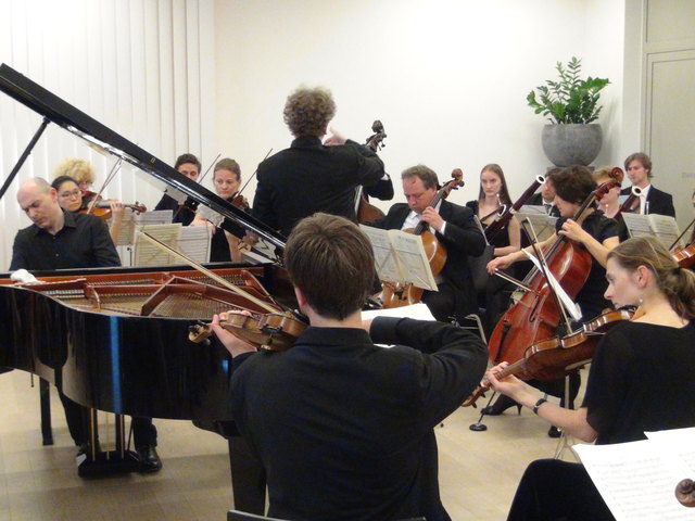Nick van Bloos mit der Kammerphilharmonie Graz.