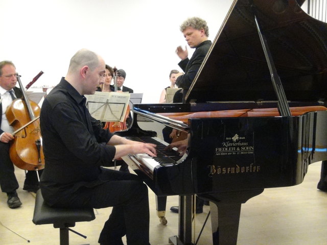 Nick van Bloos mit der Kammerphilharmonie Graz unter Leitung von Achim Holub.