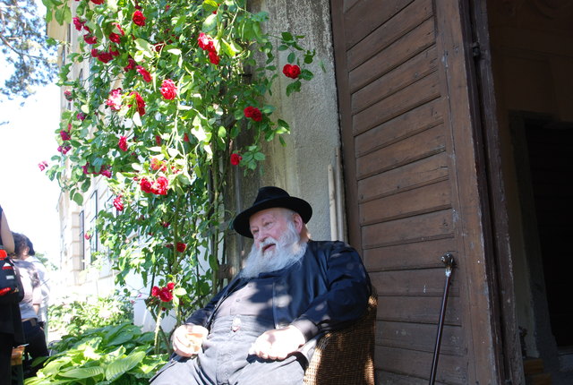 Hermann Nitsch in seinem Schloss-Garten.
