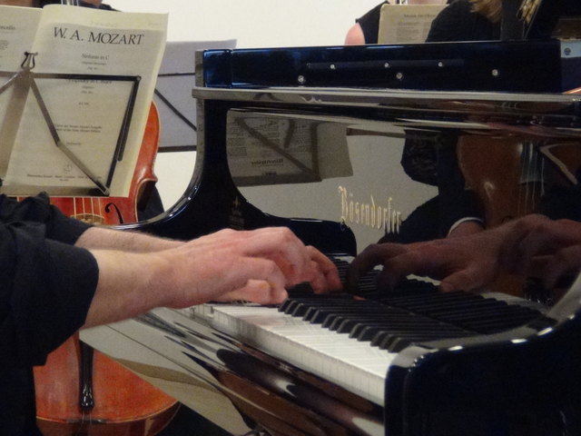 Nick van Bloos am Bösendorfer-Flügel.