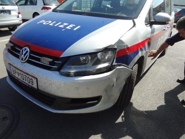 Die Motorraddiebe rammten auch das Polizeiauto. | Foto: Landespolizeidirektion Burgenland