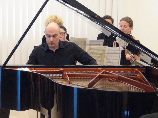 Nick van Bloos am Bösendorfer-Flügel.