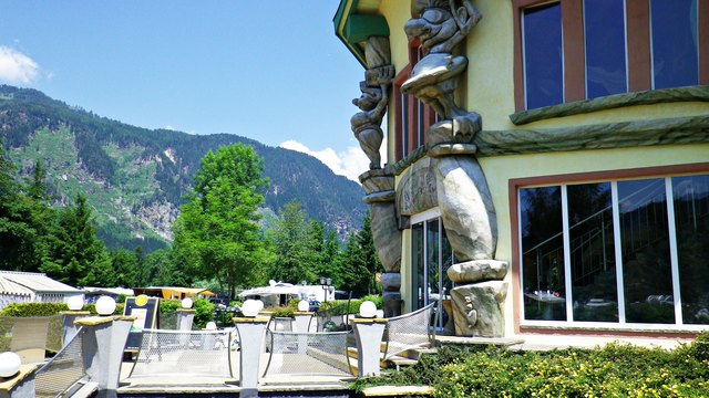 vor dem Sanitärgebäude