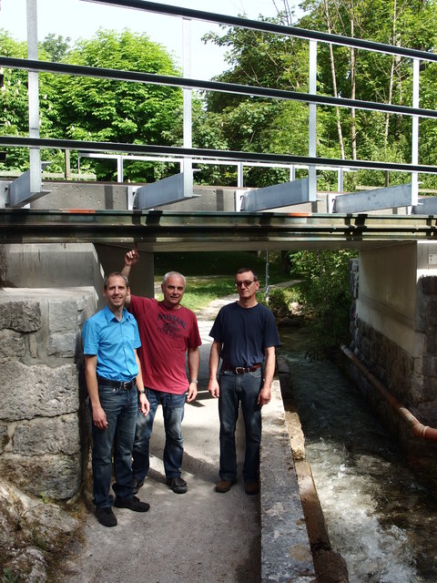 Erhöhung der Brücke: Roland Beck, Heinrich Preus und Friedrich Trescher freuen sich über die Neuerungen.