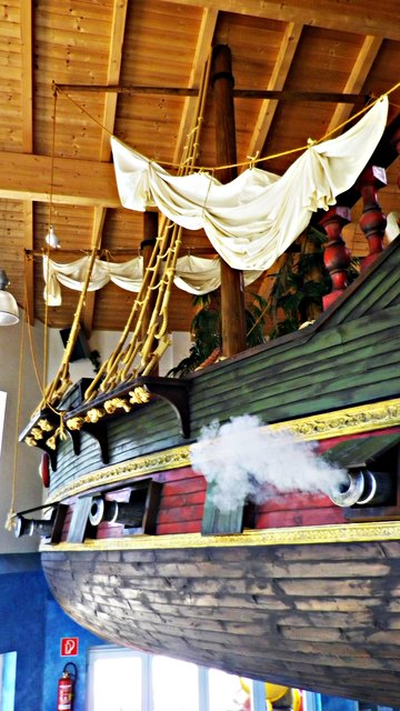 im inneren des Sanitärgebäudes ein Piratenschiff
