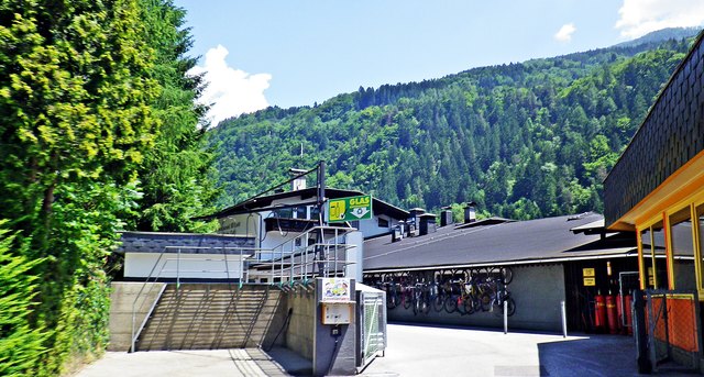 Nebegebäude mit Fahrradgarage und Müllplatz