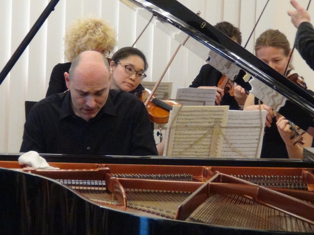 Pianovirtuose aus London: Nick van Bloos.