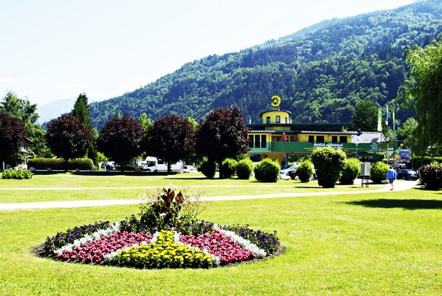 im Hintergrund die Zufahrt zur Campinganlage