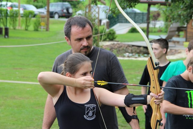 Claus Kopenszky mit Tochter Ines beim Bogenschießen | Foto: Martin Hafner