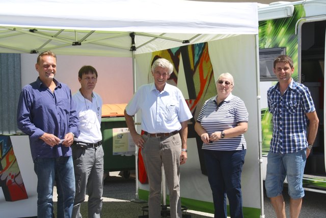 Burgauberger Interessenten informierten sich über die neuen Internet-Anschlüsse. Bgm. Franz Glaser (Mitte) und Gemeinderat Karl Hasler (rechts) freuten sich über den regen Zuspruch. | Foto: Gemeinde Burgauberg-Neudauberg